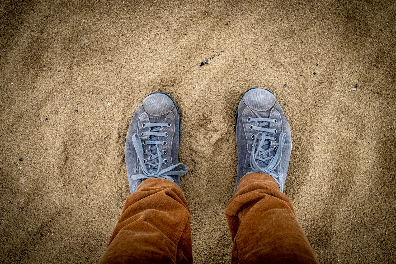 Sabbia mare scarpe orme passato segni