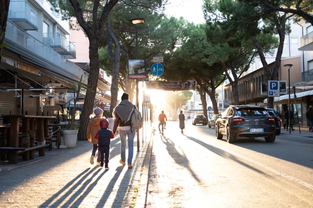 Jesolo famiglia lungo strada passeggiata sole ombre