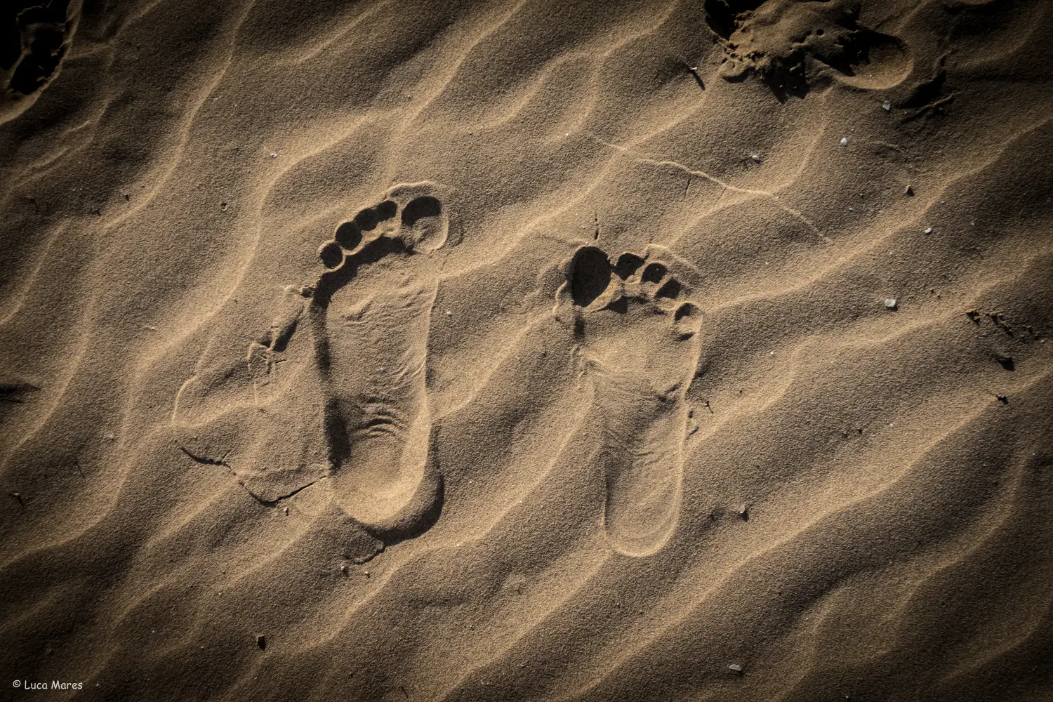 Sabbia mare piedi orme passato segni