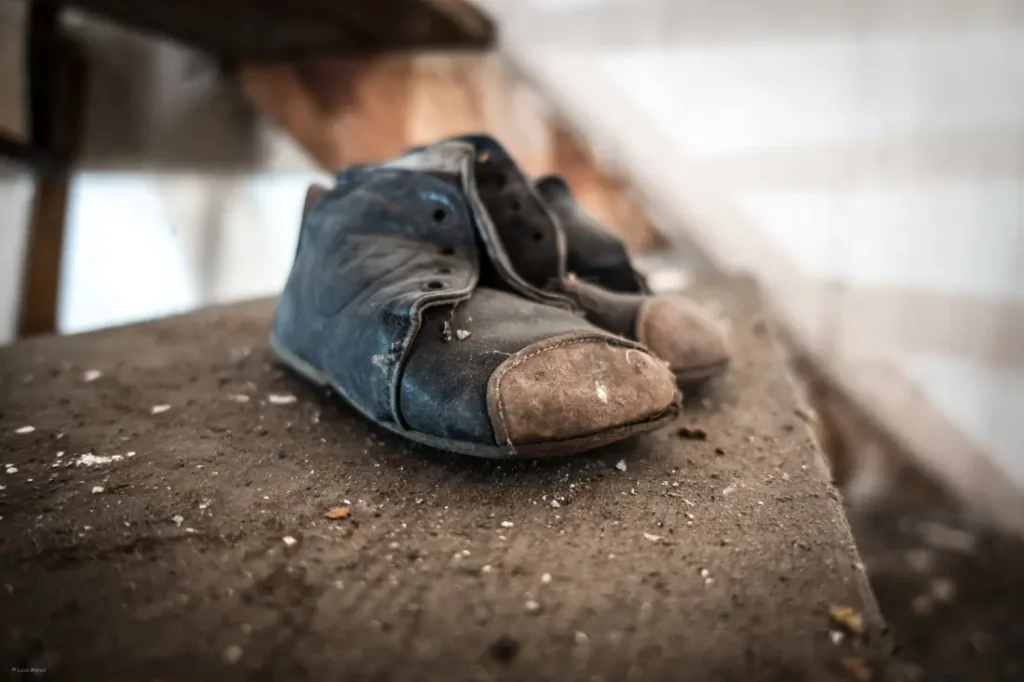 Scarpe vecchie consumate scala legno