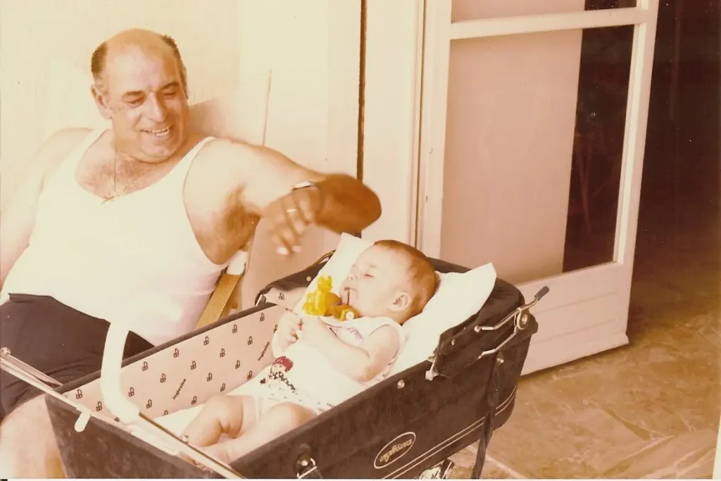 Nonno Ugo mare nipote bambino carrozzina