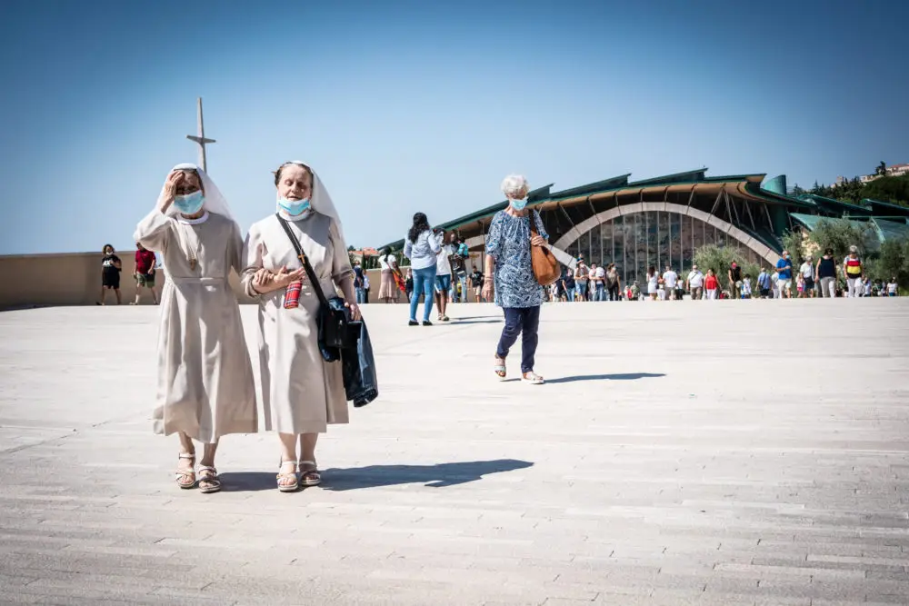 Padre Pio monumento suore