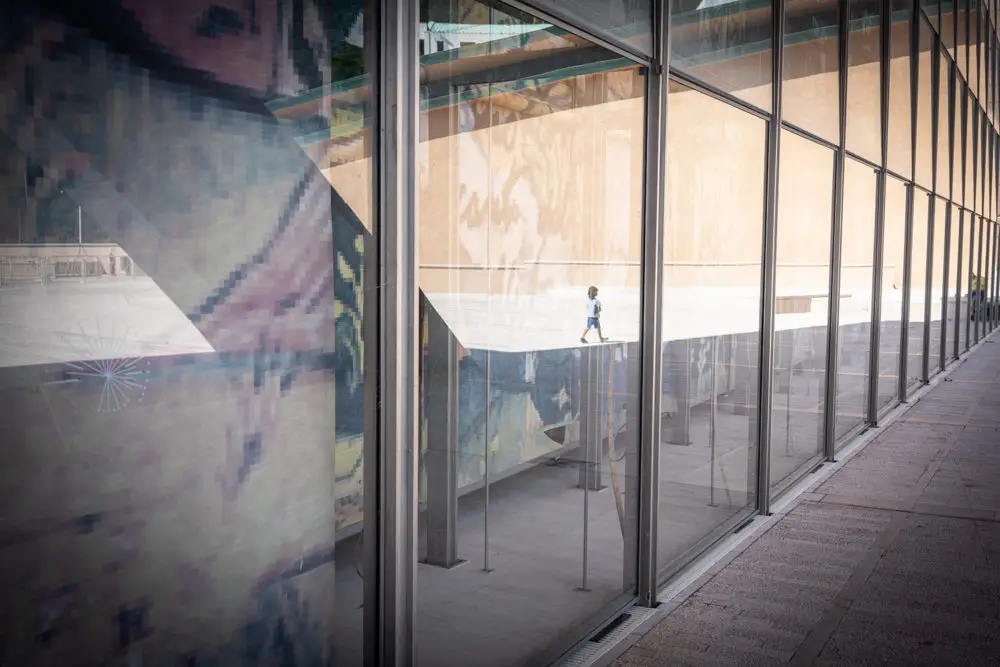 Padre Pio monumento riflesso bambino