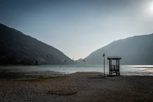 spiaggia lago santa croce acqua surf kite-surf sport