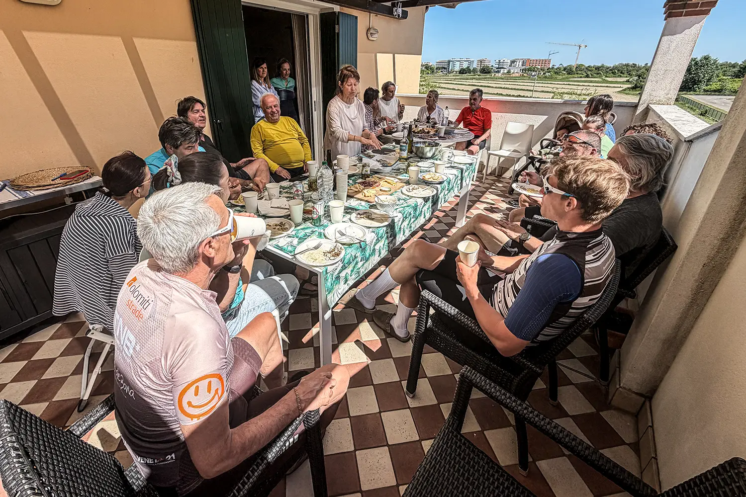 Pranzo tavolata amici famiglia Pollicino Oltre Team viaggio bici