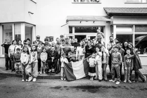 foto gruppo arrivo a casa pollicino a petrosani in romania